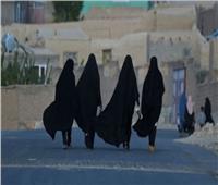 «طالبان» تلزم الطالبات بارتداء عباءة سوداء