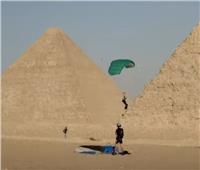 مهرجان القفز بالمظلات من فوق هضبة الأهرامات في مصر.. «اقفز كأنك فرعون»| فيديو