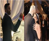 من لوس أنجلوس.. تامر حسني يفاجئ عروسين في زفافهما| فيديو