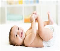 خطوات بسيطة تجعل الرضيع يشعر بالسعادة| فيديو   