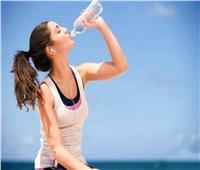 «خبيرة تغذية»: الإفراط في تناول المياه قد يسبب الإصابة بالتسمم | فيديو 