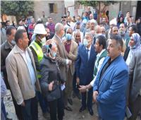 محافظ المنيا يتفقد عددا من المنازل بعد إعادة تأهيلها بقرية الناصرية