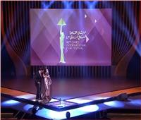 سمير صبري بالعكاز على مسرح «مهرجان القاهرة السينمائي الدولي»