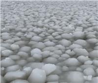 ظاهرة طبيعية غريبة.. كرات الجليد تغطي بحيرة مانيتوبا الكندية |فيديو  