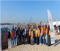 طلاب متطوعون يشاركون في إخلاء شواطئ الثغر من المواد البلاستيكية