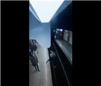 شاب دفع سيدة نحو القطار بشكل مفاجئ في بروكسل| فيديو