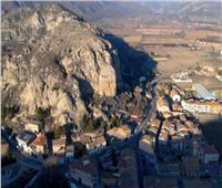 قرية إسبانية تعيش تحت صخرة ضخمة آيلة للسقوط