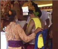 حكاية فتاة هندوسية تتزوج من خنجر بعد هروب العريس