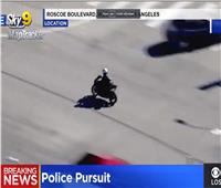 وفاة سائق دراجة نارية يفر من شرطة لوس أنجلوس في بث مباشر| فيديو