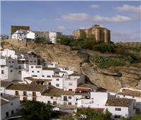 «سيتينيل دي لاس».. مدينة سكانها يعيشون أسفل صخرة عملاقة بأسبانيا | صور