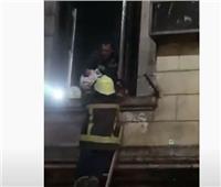 مشهد مؤثر لحظة إنقاذ طفل رضيع من داخل حريق الحسين| فيديو