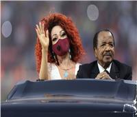 شاهد.. رئيس الكاميرون وحرمه يصلان ملعب أوليمبي
