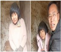 إمراة لثمانية أطفال مقيدة بالسلاسل في كوخ تثير جدلا في الصين