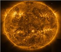 موجات غامضة عالية التردد تدور حول الشمس تتحدى العلماء