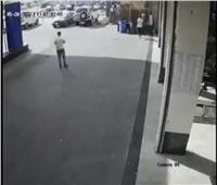 شاب سعودي يحبط سرقة سيارته في الرياض.. فيديو