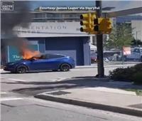 اندلاع حريق في سيارة «تسلا» وسائقها ينجو بصعوبة من النافذة| فيديو