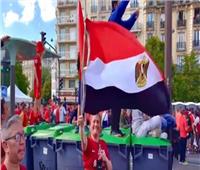 فيديو| قبل دقائق من نهائي دوري الأبطال.. علم مصر يرفرف في شوارع باريس