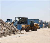 محافظ المنيا يتابع نقل القمامة من مصنع تدوير المخلفات بالعدوة للمدفن الصحي