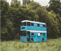 «يتسع لأربعة أشخاص» .. سيدة تنجح بتحويل حافلة قديمة إلى منزل فريد من نوعه