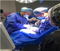 إجراء أول تدخل جراحي بالميكروسكوب للمخ والأعصاب بمستشفى سوهاج الجامعي