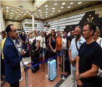 رئيس الوزراء يوجه التحية لعدد من السائحين في مطار طابا .. تفاصيل