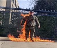 ما هوية الجندي الذي أشعل النار في نفسه أمام سفارة إسرائيل بواشنطن؟