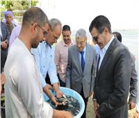محافظ المنيا يشارك فى مشروع الاستزراع السمكي بإلقاء مليوني زريعة بالنيل
