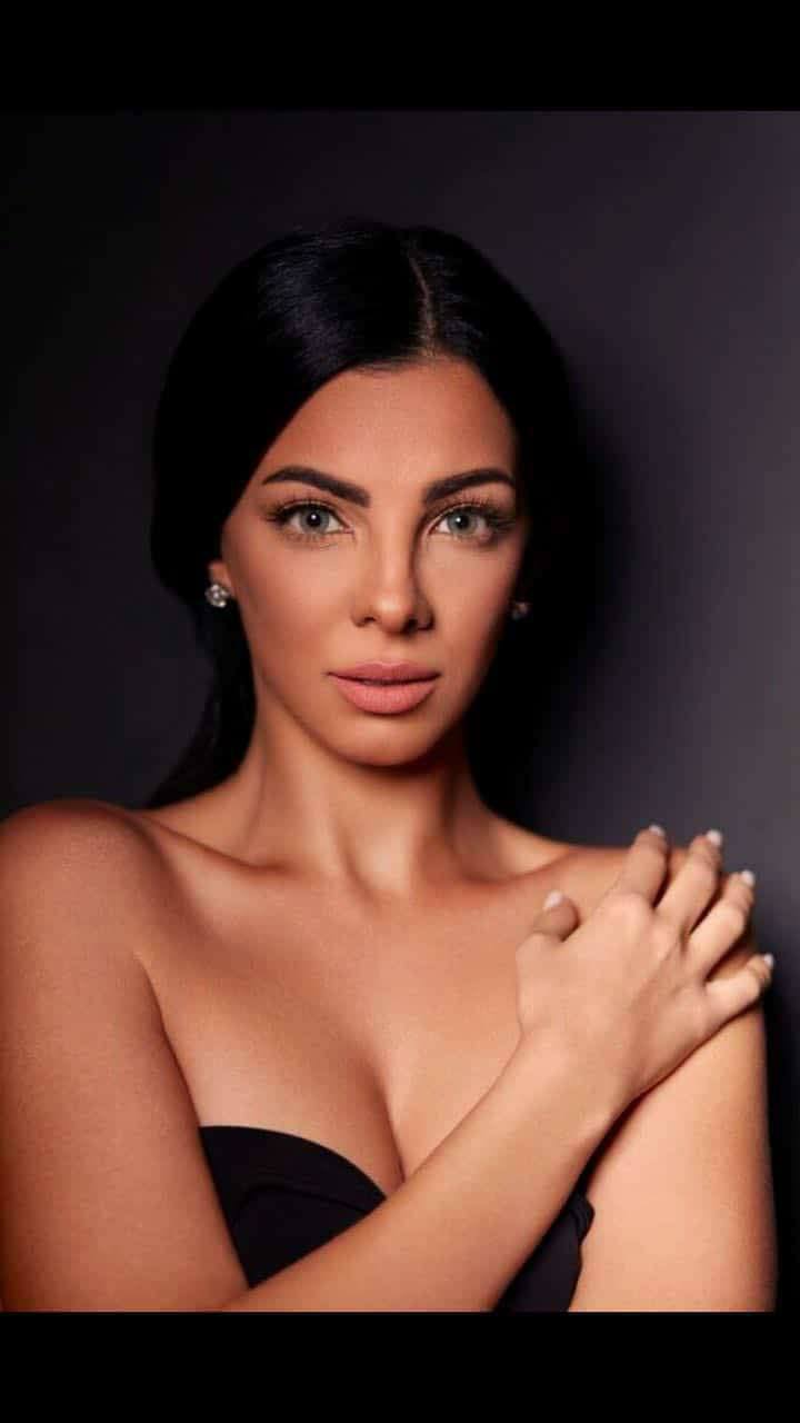 إطلالة جذابة لملك حسن في أحدث جلسات تصويرها