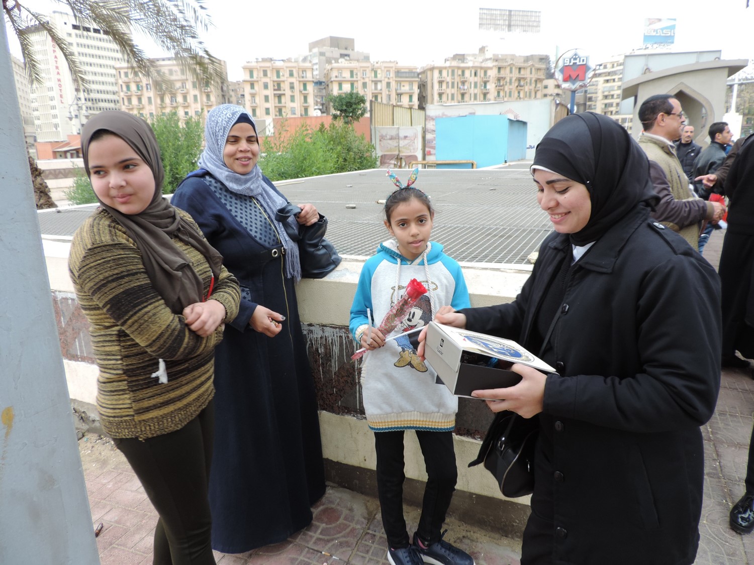 مدير الإدارة العامة لشرطة النقل والمواصلات يتفقد الخدمات الأمنية ويهنئ الضباط بعيد الشرطة