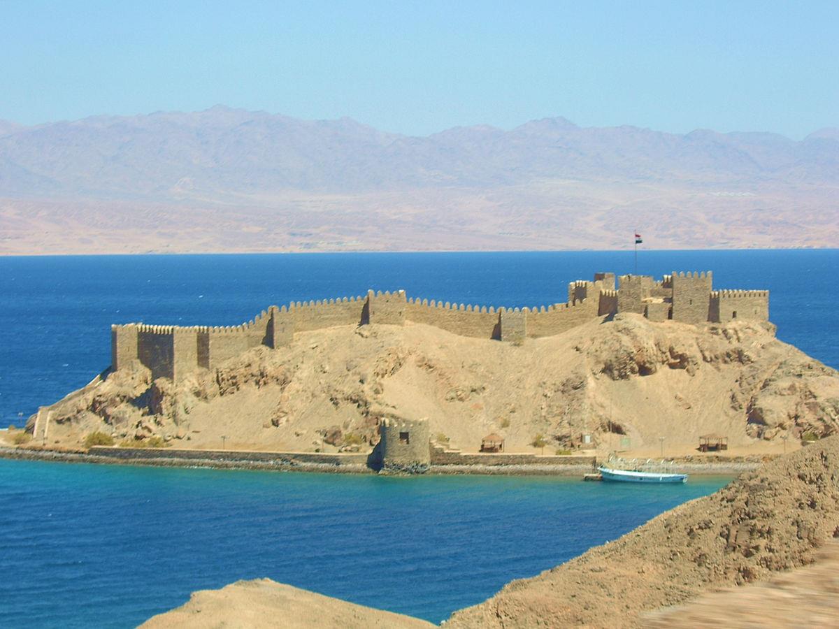 جزيرة فرعون والوادي الملون