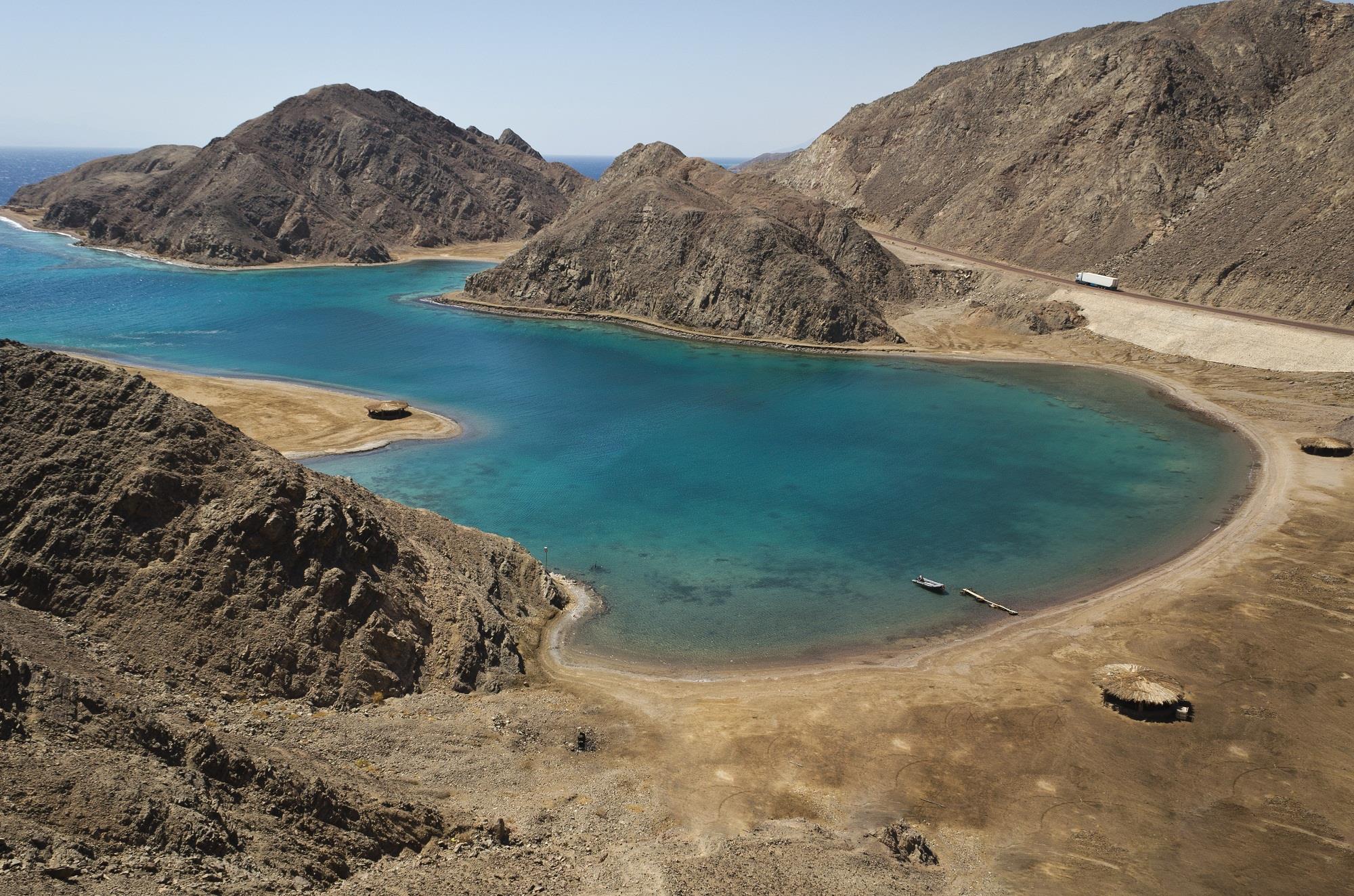 جزيرة فرعون والوادي الملون