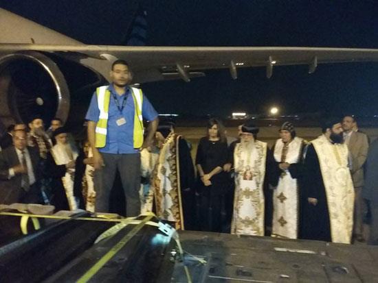 مطار القاهرة يستقبل رفات «شهداء ليبيا»