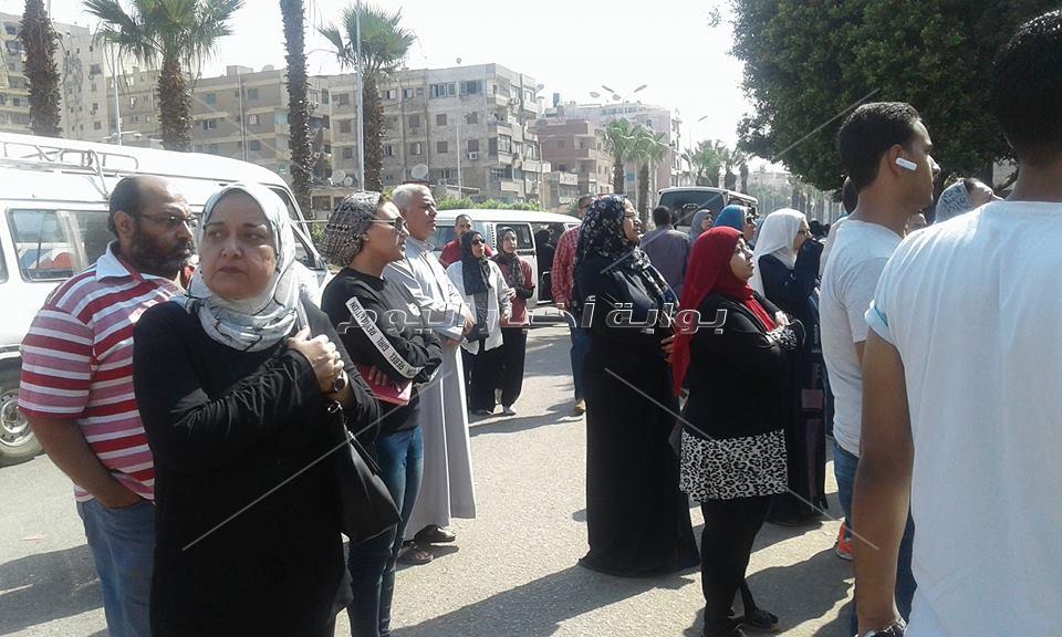 صور.. أولياء الأمور يواصلون الانتظار على الأرصفة للاطمئنان على أبنائهم