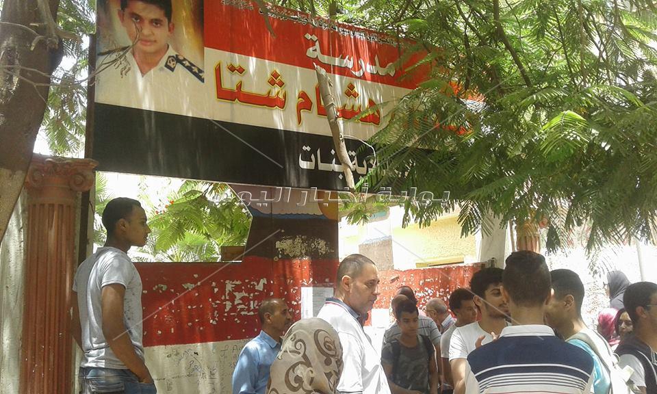 صور.. أولياء الأمور يواصلون الانتظار على الأرصفة للاطمئنان على أبنائهم