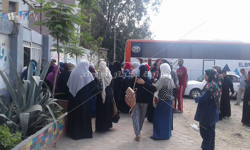 صور.. أولياء الأمور يواصلون الانتظار على الأرصفة للاطمئنان على أبنائهم