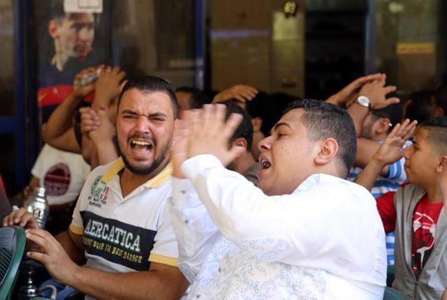 ردود أفعال جماهير مصر وأوروجواي من المقاهي