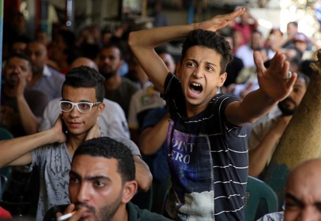 ردود أفعال جماهير مصر وأوروجواي من المقاهي