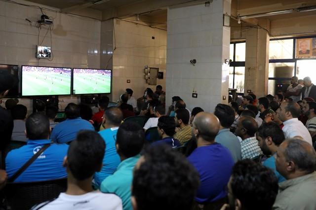 ردود أفعال جماهير مصر وأوروجواي من المقاهي