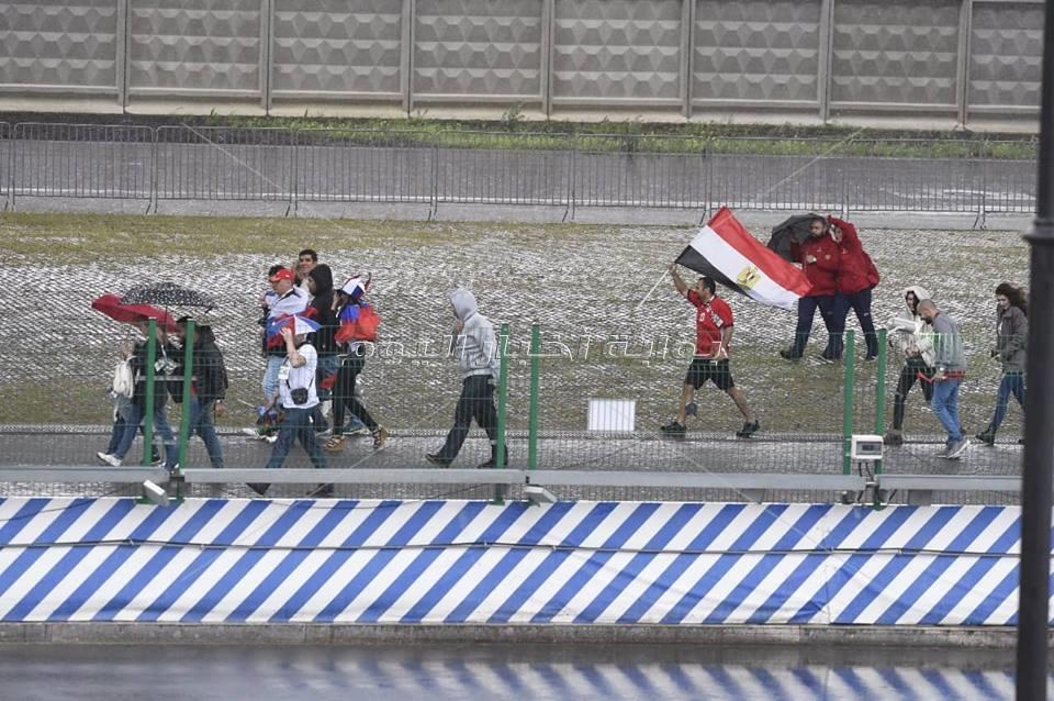 رسائل الخير تهبط من السماء على ملعب مباراة مصر وروسيا