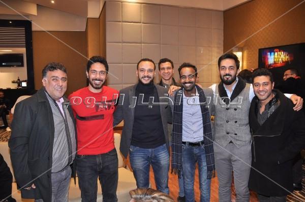 طارق لطفي والفيشاوي وأمينة خليل يحتفلون بعرض «122»