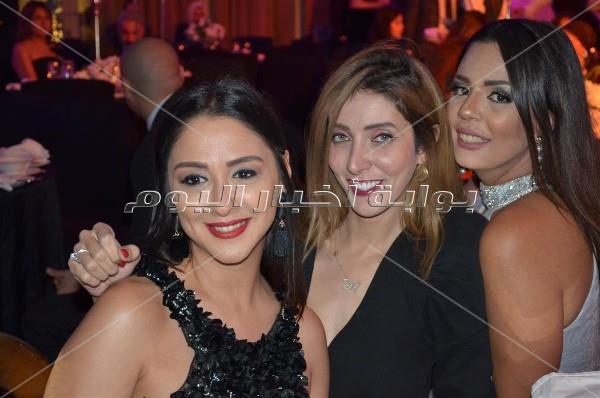 الليثي يُشعل زفاف «مصطفى وسلمى».. بحضور متعب وزوجته