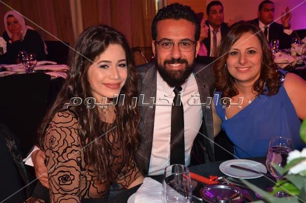 الليثي يُشعل زفاف «مصطفى وسلمى».. بحضور متعب وزوجته