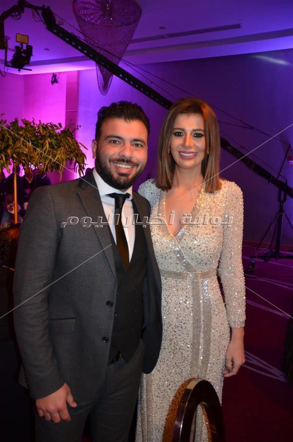 الليثي يُشعل زفاف «مصطفى وسلمى».. بحضور متعب وزوجته