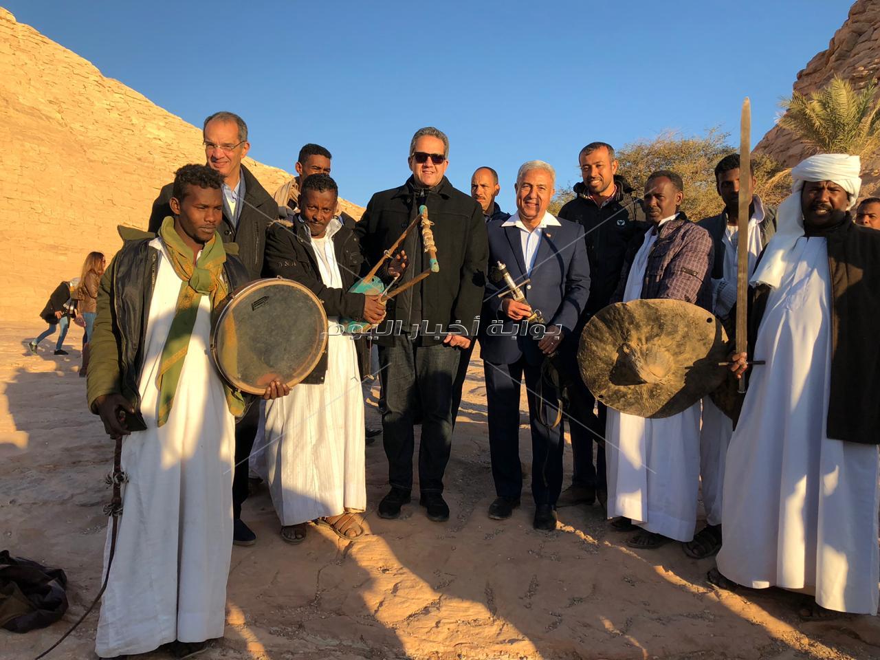 وزير الآثار يلتقط الصور التذكارية مع فرق الفولكلور بمعبد أبو سمبل