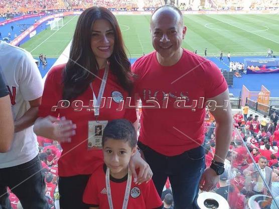 شاهد بالصور..زهير جرانة ومشاهير الفن والأعلام يشاهدون منتخب مصر ضد زيمبابوى 