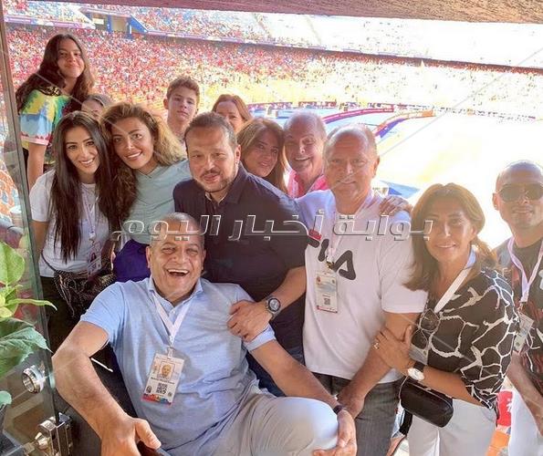 شاهد بالصور..زهير جرانة ومشاهير الفن والأعلام يشاهدون منتخب مصر ضد زيمبابوى 