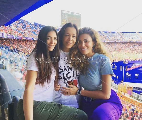 شاهد بالصور..زهير جرانة ومشاهير الفن والأعلام يشاهدون منتخب مصر ضد زيمبابوى 