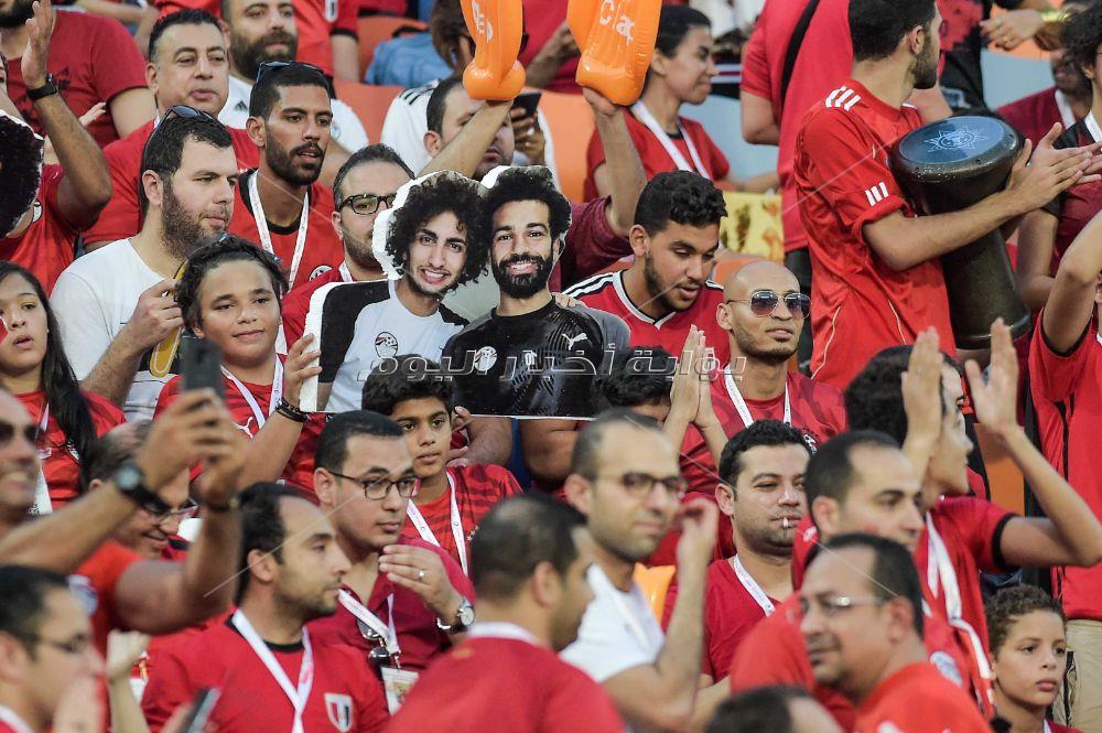 الجماهير المصرية تزين إستاد القاهرة قبل مباراة أوغندا