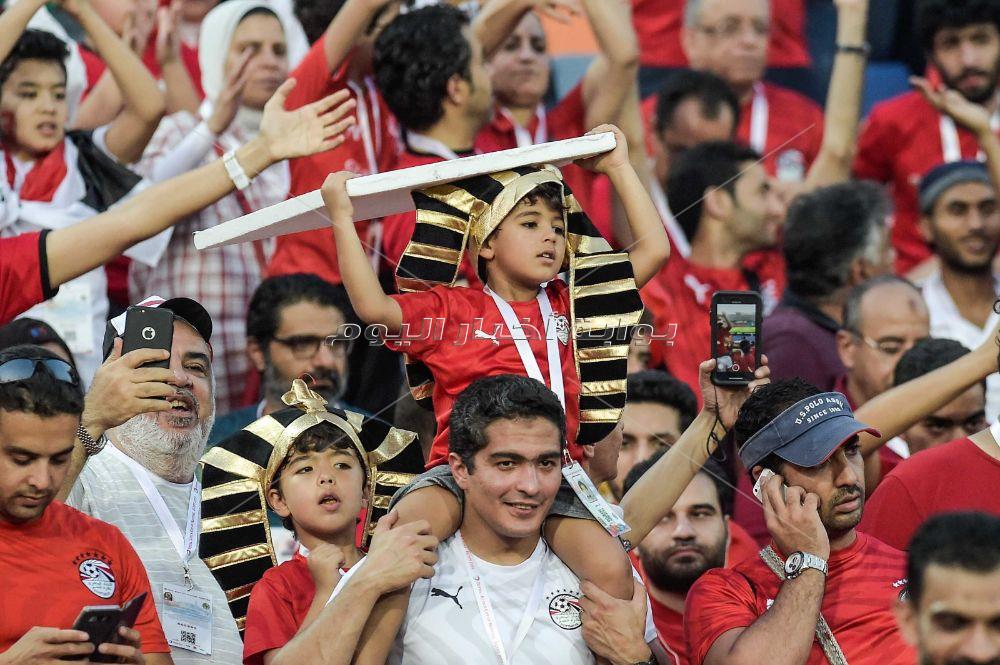 الجماهير المصرية تزين إستاد القاهرة قبل مباراة أوغندا