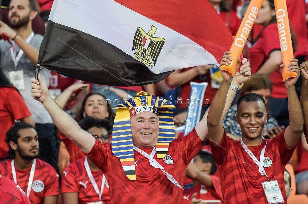 الجماهير المصرية تزين إستاد القاهرة قبل مباراة أوغندا